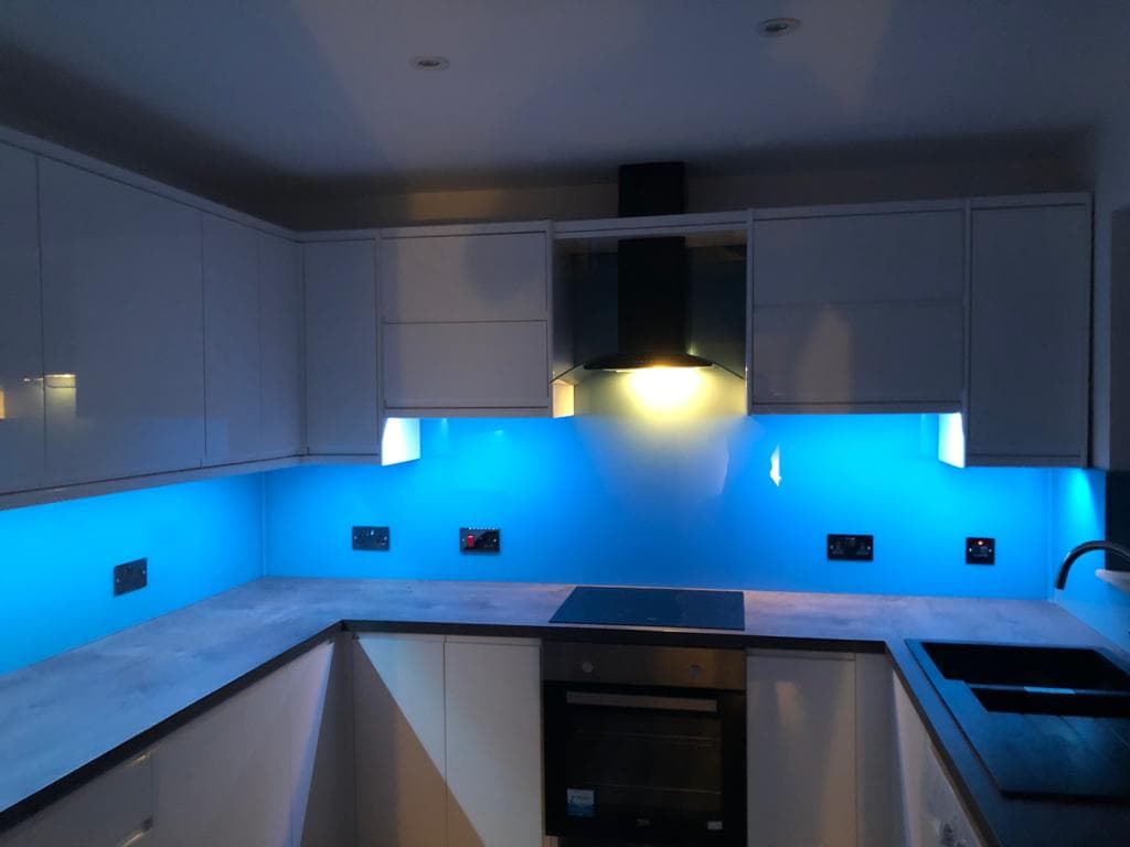 Made-to-measure glass kitchen splashback.