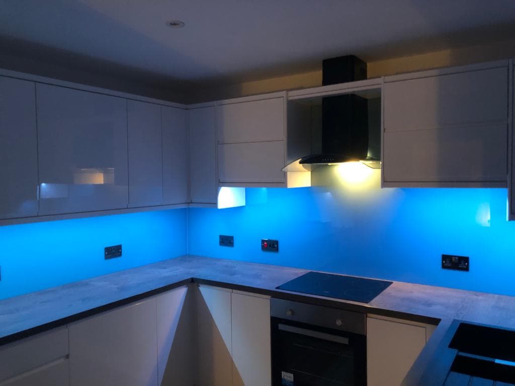 Made-to-measure glass kitchen splashback.